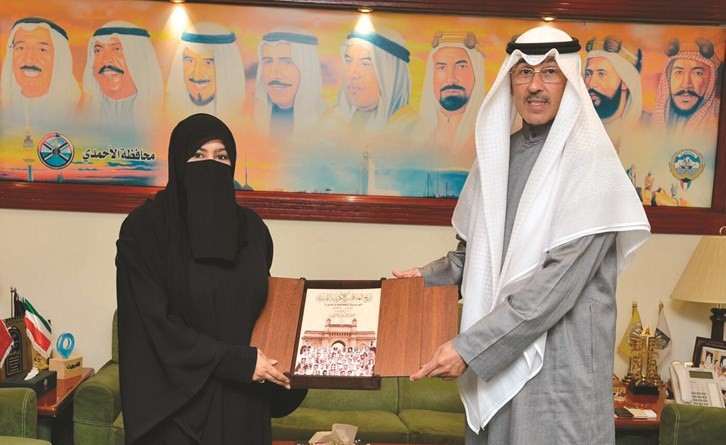 الشيخ فواز الخالد يتلقى إهداء الكاتبة حصة الحربي﻿