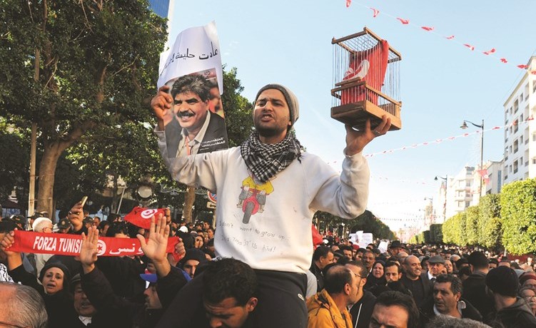 متظاهرون من الاتحاد العام للشغل خلال احتجاجات في الذكرى السابعة للثورة التونسية امس- ( رويترز) ﻿