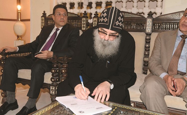 القمص بيجول الانبا بيشوي يقوم بعمل التوكيل في السفارة وبجواره السفير المصري طارق القوني		(محمد هاشم)﻿