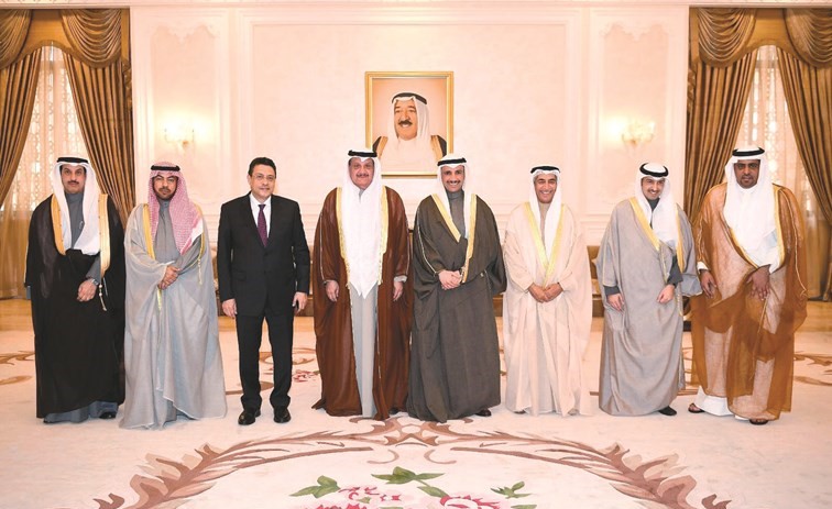 رئيس مجلس الأمة مرزوق الغانم متوسطا راكان النصف وعبدالوهاب البابطين وم. عادل الخرافي وعيسى الكندري وعلى الدقباسي والسفير المصري طارق القوني وخالد المطيري