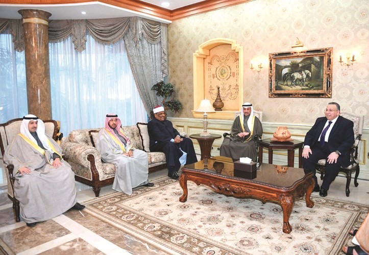 محمود الشريف ود.عباس شومان في استقبال مرزوق الغانم والوفد المرافق له عقب وصولهم الى القاهرة﻿