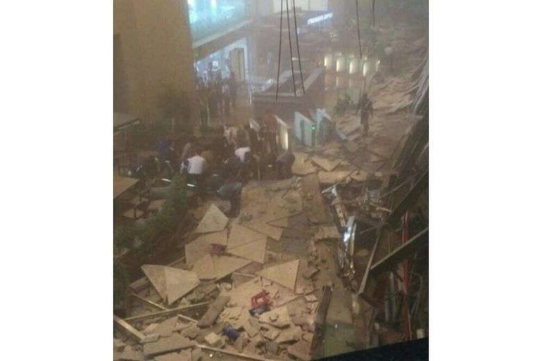 72 جريحاً جراء انهيار مبنى البورصة بالعاصمة الإندونيسية