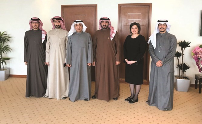 د.حامد العازمي مستقبلا وفدا من الهيئة الإدارية لاتحاد الطلبة فرع الولايات المتحدة بحضور د.أسيل العوضي ﻿