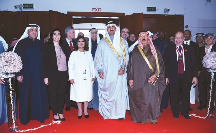 الشيخ نمر الصباح مفتتحا معرض هوريكا ويبدو جواد بوخمسين ونبيلة العنجري	(احمد علي)﻿