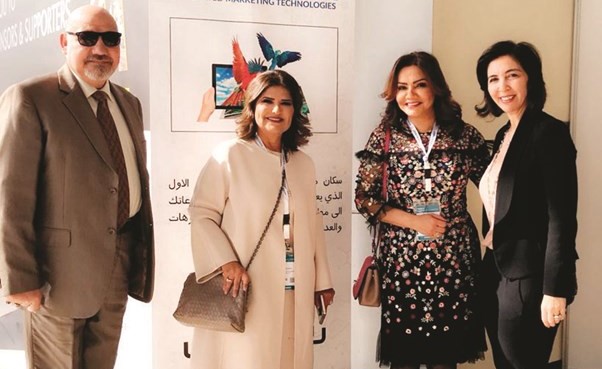 نبيلة العنجري تتوسط هدى العنزي وجومانة دموس والزميل خالد فوزي﻿