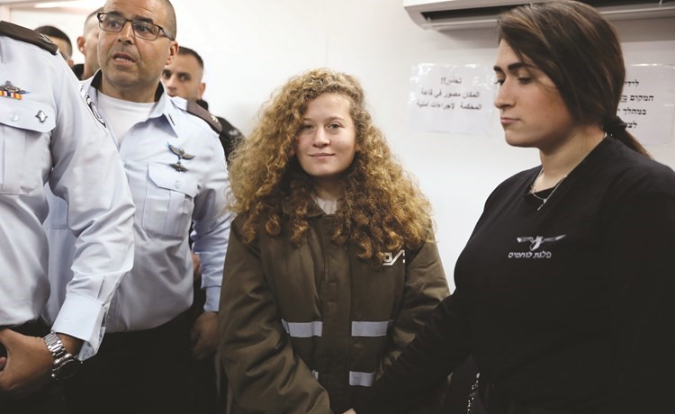 الطفلة المعتقلة عهد التميمي اثناء حضورها امام المحكمة العسكرية في سجن عوفر امس	( رويترز) ﻿