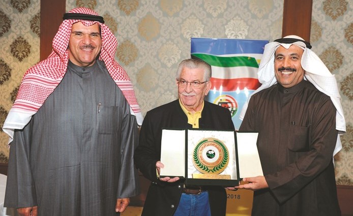 العتيبي يقدم درعا للضيف بحضور الشيخ سلمان الحمود ﻿