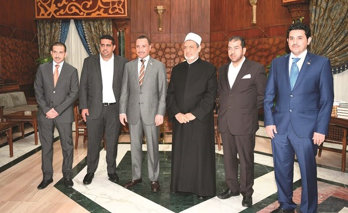 رئيس مجلس الأمة مرزوق الغانم وشيخ الأزهر د.أحمد الطيب يتوسطان ناصر الدوسري وعلي الدقباسي وراكان النصف وعبدالوهاب البابطين﻿