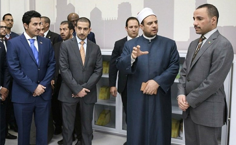 جانب من جولة الغانم والوفد المرافق له في مركز الأزهر العالمي للرصد والفتوى الإلكترونية﻿