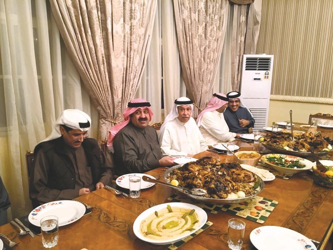 الشيخ عيسى بن راشد يحتفي بالشيخ أحمد اليوسف ومرافقيه﻿
