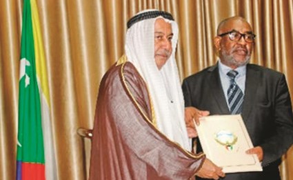 السفير الذويخ يقدم أوراق اعتماده سفيرا غير مقيم لدى جمهورية القمر المتحدة﻿