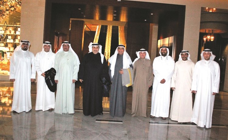 وزير النفط ووزير الكهرباء والماء بخيت الرشيدي مع سفيرنا لدى الإمارات ورئيس الملحق العسكري العقيد يوسف بوقمبر واعضاء البعثة الديبلوماسية لسفارتنا في ابوظبي	﻿