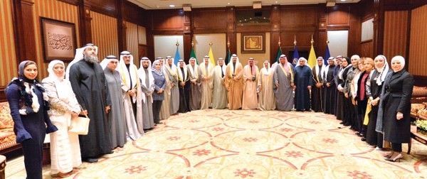 صاحب السمو الأمير الشيخ صباح الاحمد مستقبلا بحضور سمو ولي العهد الشيخ نواف الأحمد وزير التجارة ووزير الشباب خالد الروضان ومدير عام هيئة تشجيع الاستثمار المباشر الشيخ د.مشعل الجابر وأعضاء اللجنة الدائمة لتحسين بيئة الأعمال وتعزيز التنافسية
