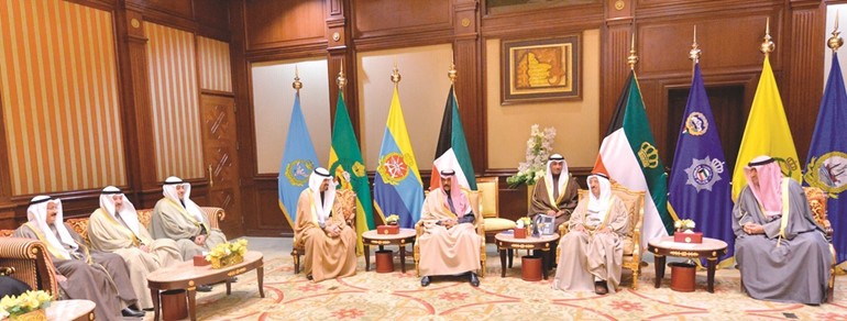 صاحب السمو الأمير الشيخ صباح الأحمد وبحضور سمو ولي العهد الشيخ نواف الأحمد مستقبلا خالد الروضان ومدير عام هيئة تشجيع الاستثمار المباشر الشيخ د.مشعل الجابر﻿