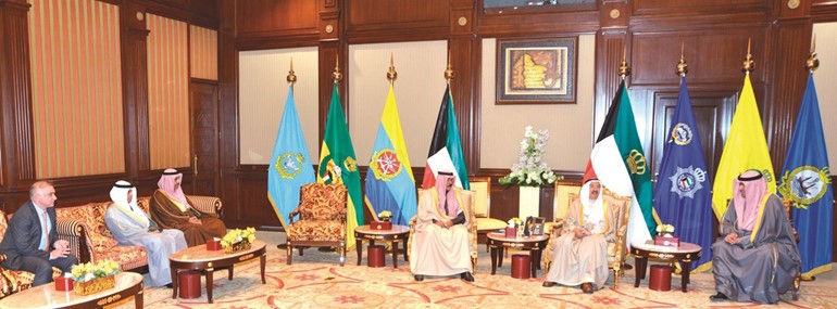 صاحب السمو مستقبلا خالد الروضان والمعينين الجدد في التجارة والصناعة وهيئة الرياضة بحضور سمو ولي العهد الشيخ نواف الاحمد﻿