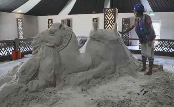 بالفيديو.. ماذا تفعل فتاتان هنديتان في مهرجان للإبل بالرياض؟