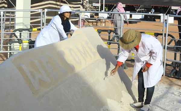 بالفيديو.. ماذا تفعل فتاتان هنديتان في مهرجان للإبل بالرياض؟