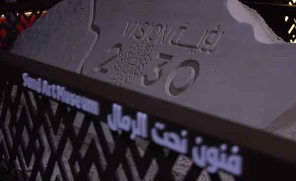 بالفيديو.. ماذا تفعل فتاتان هنديتان في مهرجان للإبل بالرياض؟