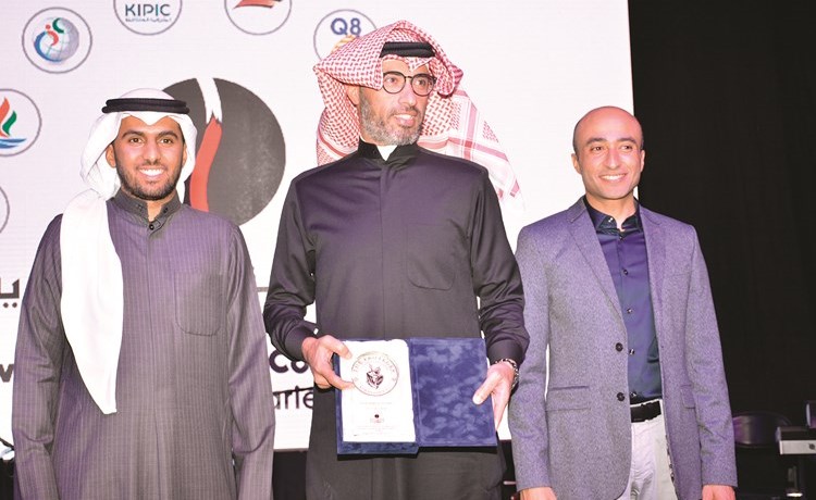 جمال السنعوسي يتسلم درع تكريم مؤسسة البترول﻿