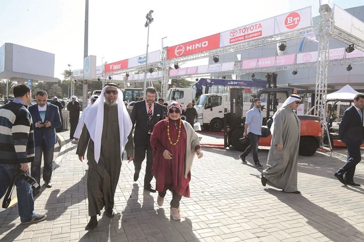 علي الحبيل وباسمة الدهيم وجولة في المعرض ﻿
