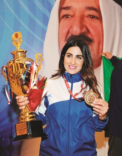 الرامية شهد الحوال تحمل الكأس والميدالية الذهبية ﻿