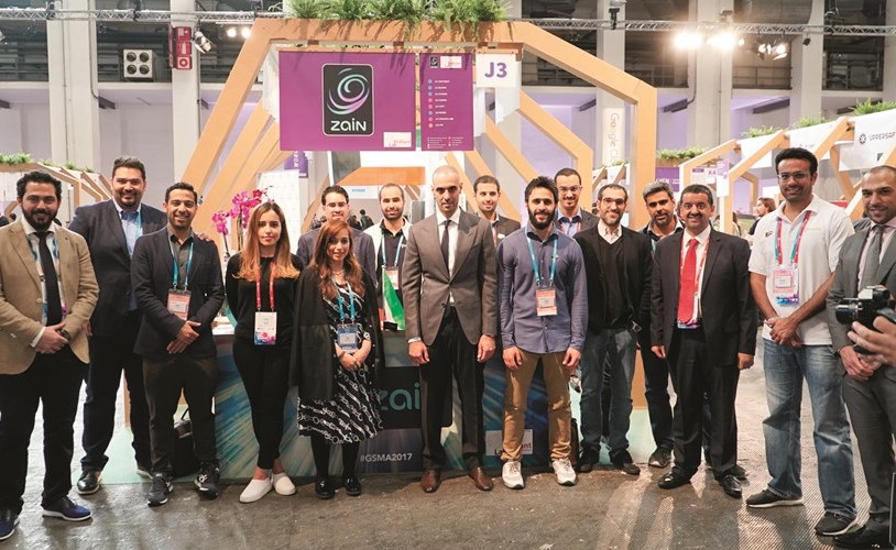 نائب رئيس مجلس إدارة زين والرئيس التنفيذي للمجموعة بدر الخرافي يتوسط المشاركين في معرض 4YFN في برشلونة﻿