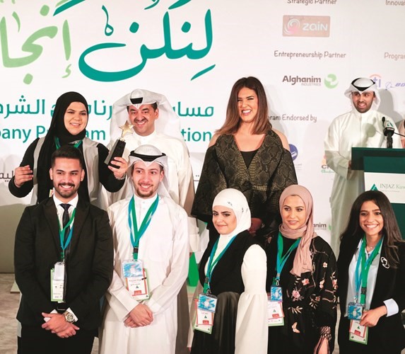 المدير التنفيذي للعلاقات والاتصالات في زين وليد الخشتي مع فريق مؤسسة إنجاز﻿