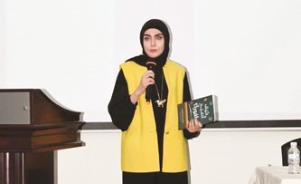 الطالبة ولاء الرئيس تقدم مقتطفات من كتاب كيف تصبح دافورا ﻿