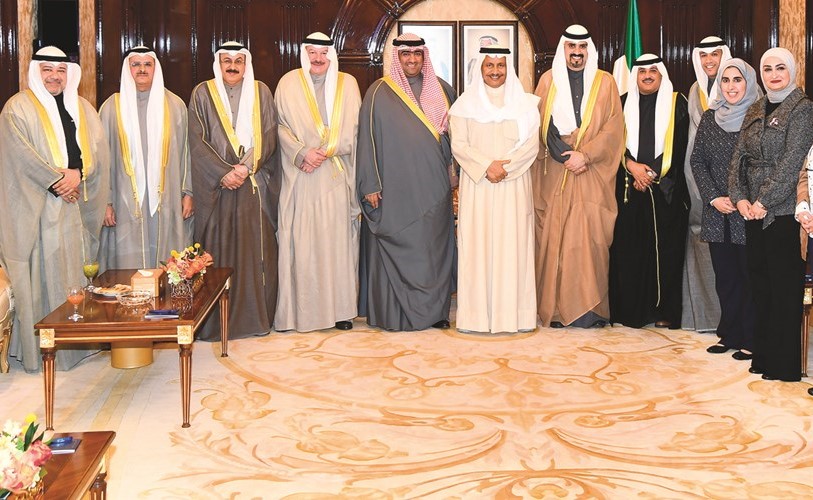  سمو الشيخ جابر المبارك خلال استقباله رئيس اللجنة الدائمة لتحسين بيئة الأعمال وتعزيز التنافسية الشيخ د.مشعل الجابر وأعضاء اللجنة بحضور الوزير خالد الروضان﻿