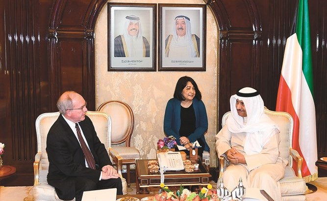 سمو رئيس مجلس الوزراء الشيخ جابر المبارك وسفير الولايات المتحدة الأسبق لدى البلاد إدوارد غنيم ﻿