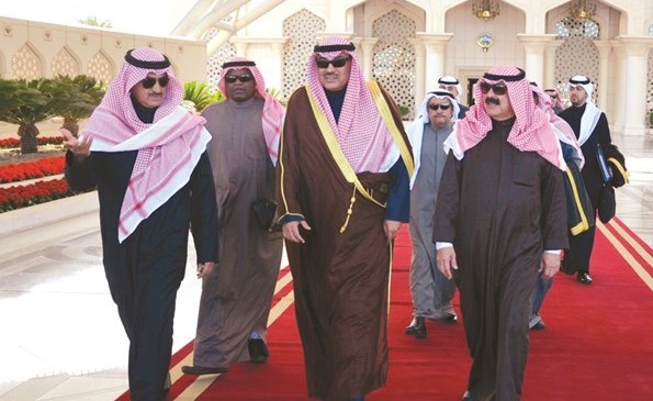 الشيخ صباح الخالد لدى مغادرته إلى باريس وفي وداعه خالد الجارالله وضاري العجران﻿