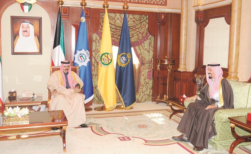 سمو ولي العهد الشيخ نواف الأحمد مستقبلا الشيخ علي الخالد﻿