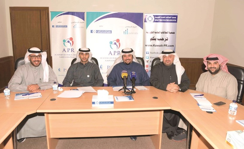 جمال النصرالله متوسطا ناصر العرفج وعبدالمحسن الدبوس وخالد العماري 	(محمد هنداوي)﻿