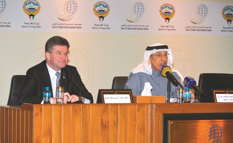 رئيس الجمعية العامة للأمم المتحدة ميروسلاف لايتشاك والسفير عبدالعزيز الشارخ خلال المحاضرة	(قاسم باشا)﻿