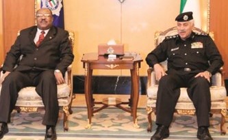 الفريق محمود الدوسري مستقبلا السفير السوداني محي الدين سالم﻿