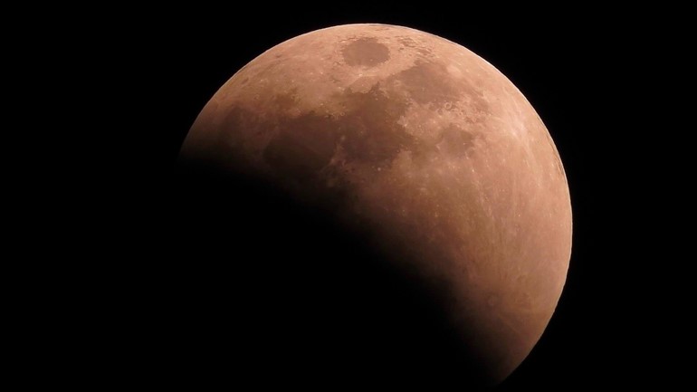 "خسوف القمر العملاق الأزرق" يشاهد في سماء الكويت 31 يناير