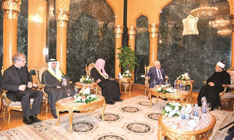 شيخ الأزهر د.أحمد الطيب أثناء استقباله ضيوف المؤتمر ﻿