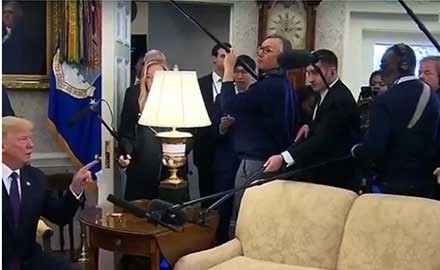بالفيديو.. كيف طرد ترامب مراسل "سي إن إن" من المكتب البيضاوي؟!