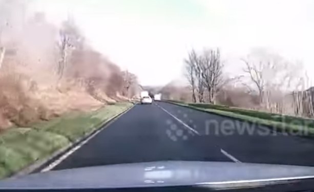 بالفيديو... انقلاب سيارة على طريق جبلي في بريطانيا