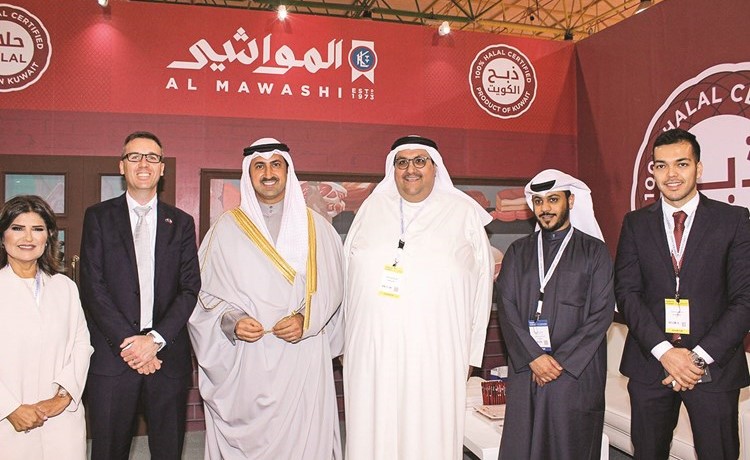 الشيخ نمر المالك والسفير الأسترالي وعبدالهادي بولند ونبيلة العنجري أمام جناح المواشي﻿