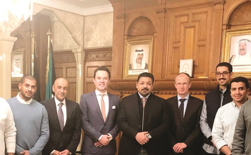السفير جاسم البديوي والشيخ يوسف العبدالله ووفد مؤسسة الموانئ خلال حفل العشاء﻿