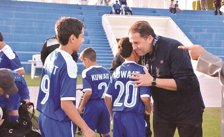 نبيل معلول يحفز براعم الازرق ﻿