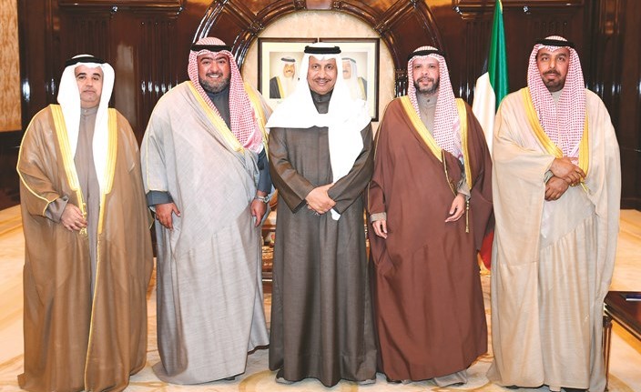 سمو رئيس الوزراء الشيخ جابر المبارك متوسطا الشيخ ثامر العلي والشيخ فواز مشعل الجراح وعبدالله الحجرف وعبدالعزيز السالم﻿