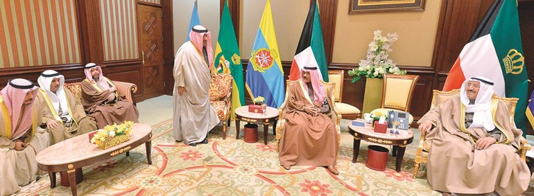 صاحب السمو الأمير الشيخ صباح الأحمد مستقبلا، بحضور سمو ولي العهد الشيخ نواف الأحمد، الشيخ ثامر العلي والشيخ فواز مشعل الجراح وعبدالله الحجرف وعبدالعزيز السالم﻿