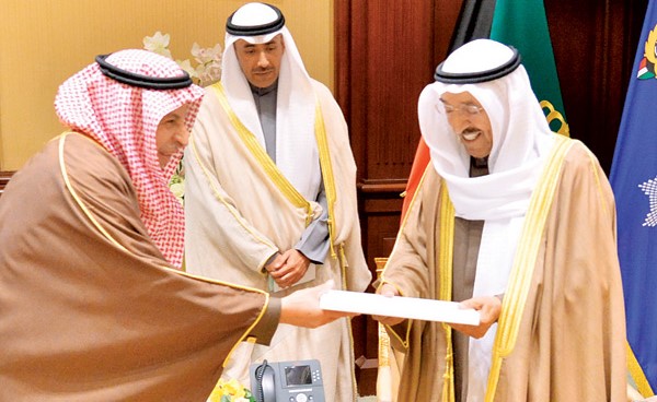 صاحب السمو الأمير الشيخ صباح الأحمد يتسلم رسالة أخيه خادم الحرمين الشريفين الملك سلمان بن عبدالعزيز من د. عبدالعزيز الفايز