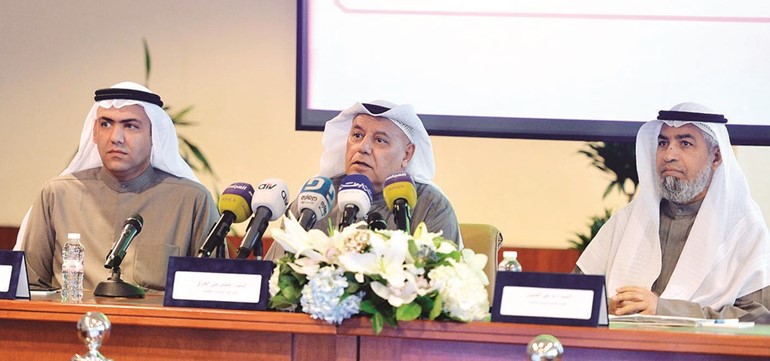 حسين الخرافي متوسطا م.علي الحبيل وناصر خريبط﻿