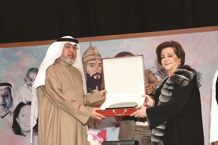 عبدالعزيز الكندري يتسلم درعا تكريمية نيابة عن وزير التربية من هند النقيب ﻿