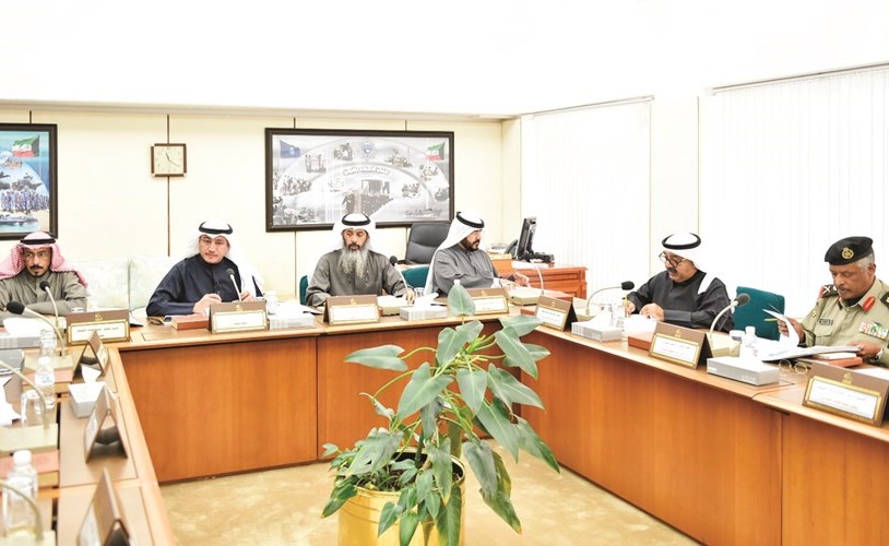 النائب الأول لرئيس مجلس الوزراء ووزير الدفاع الشيخ ناصر صباح الأحمد وسعدون حماد ونايف المرداس وعسكر العنزي وسعود الشويعر أثناء اجتماع لجنة الداخلية والدفاع﻿