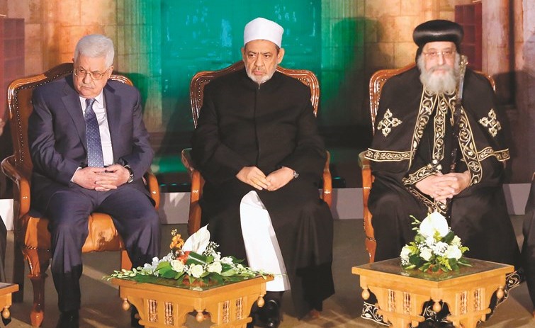 شيخ الأزهر د.أحمد الطيب متوسطا البابا تواضروس والرئيس الفلسطيني محمود عباس خلال الجلسة الافتتاحية﻿