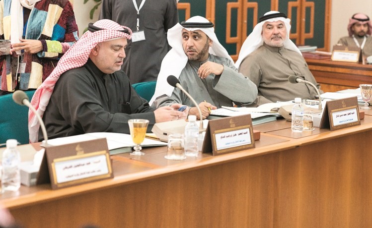 صالح عاشور ومحمد الدلال وخليل الصالح خلال اجتماع لجنة الإحلال وأزمة التوظيف﻿